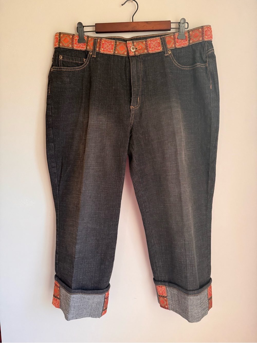 Coldwater Creek Dark Wash Women’s Denim Capris with Red Trim